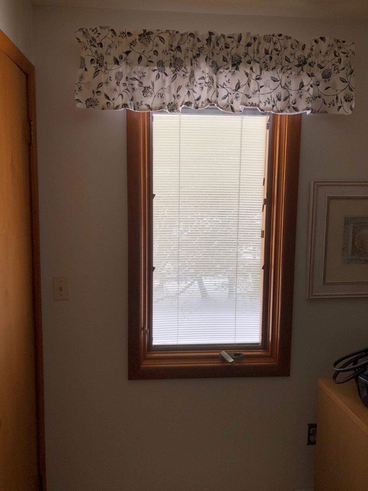 Valance in beige, white, and black