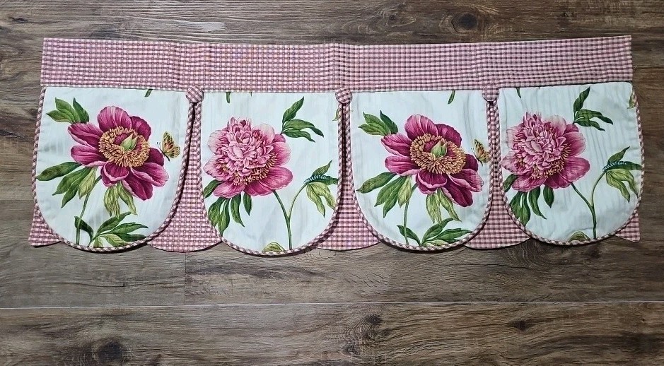 Country Curtains Peony Floral Window Valance Pink Gingham Scalloped 3″ Rod Pocke