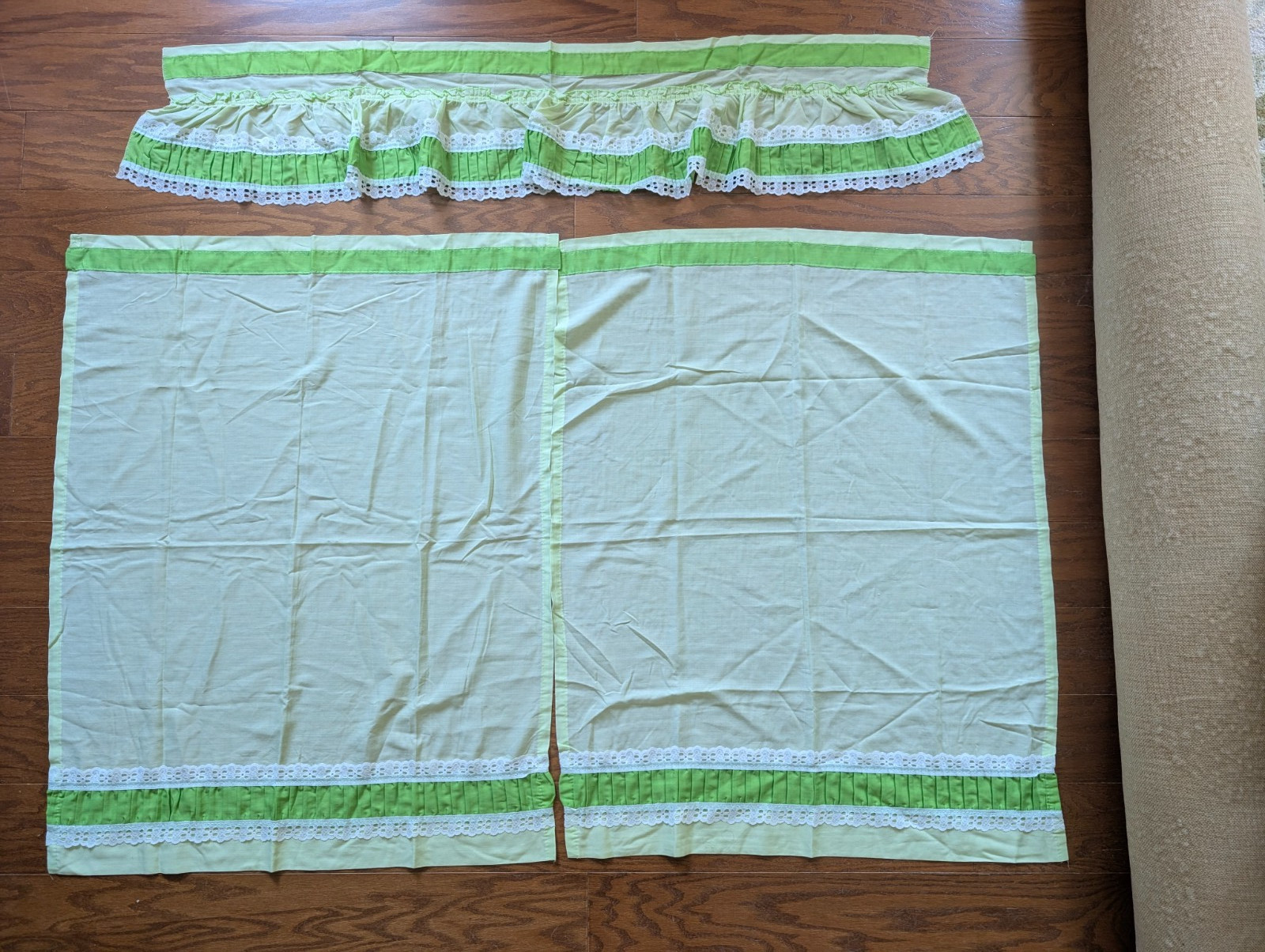 Vintage 70’s Cafe Curtains & Valance 3 pc Set Green & White Lace Kitschy Cottage