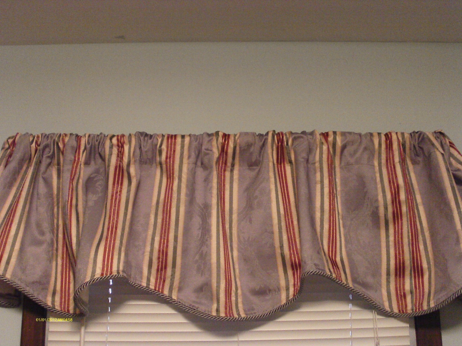 Valance 81″ x 14″ to 17″ Gray, Burgandy, Beige & Green – Rope Trim