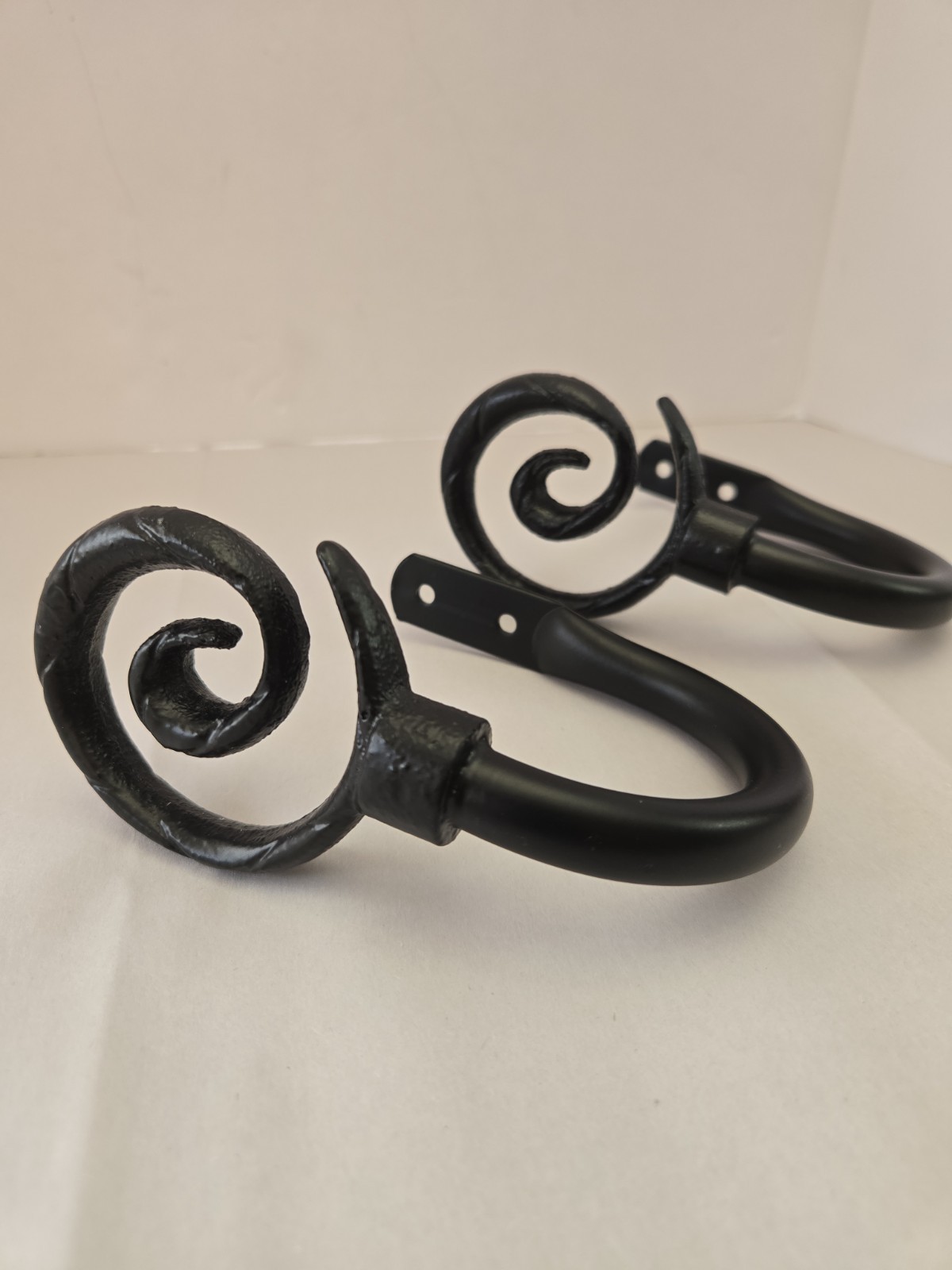 Spiral Decorative Black Steel Hook Curtain Holdback (Set of 2)
