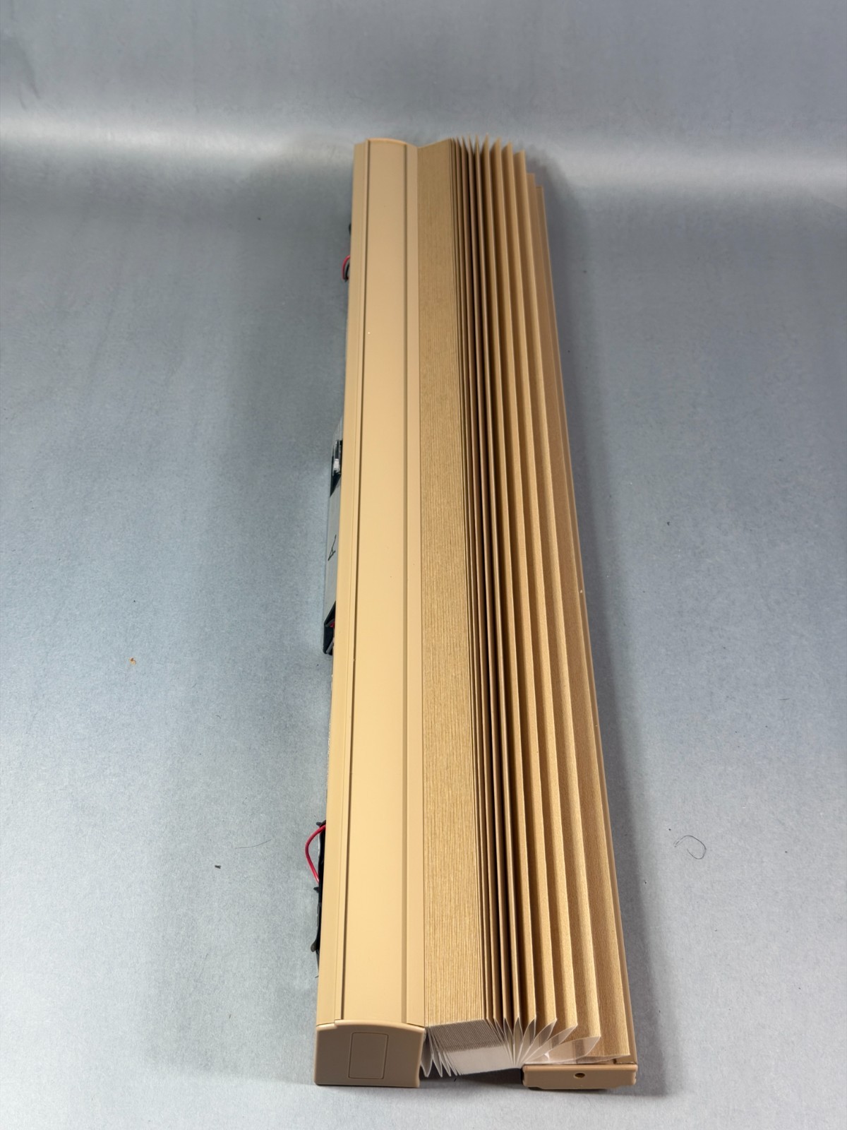 Lutron Sivoia QS Wireless Battery-powered Motorized Shade (CSA-SYJ-B, 22.5″)