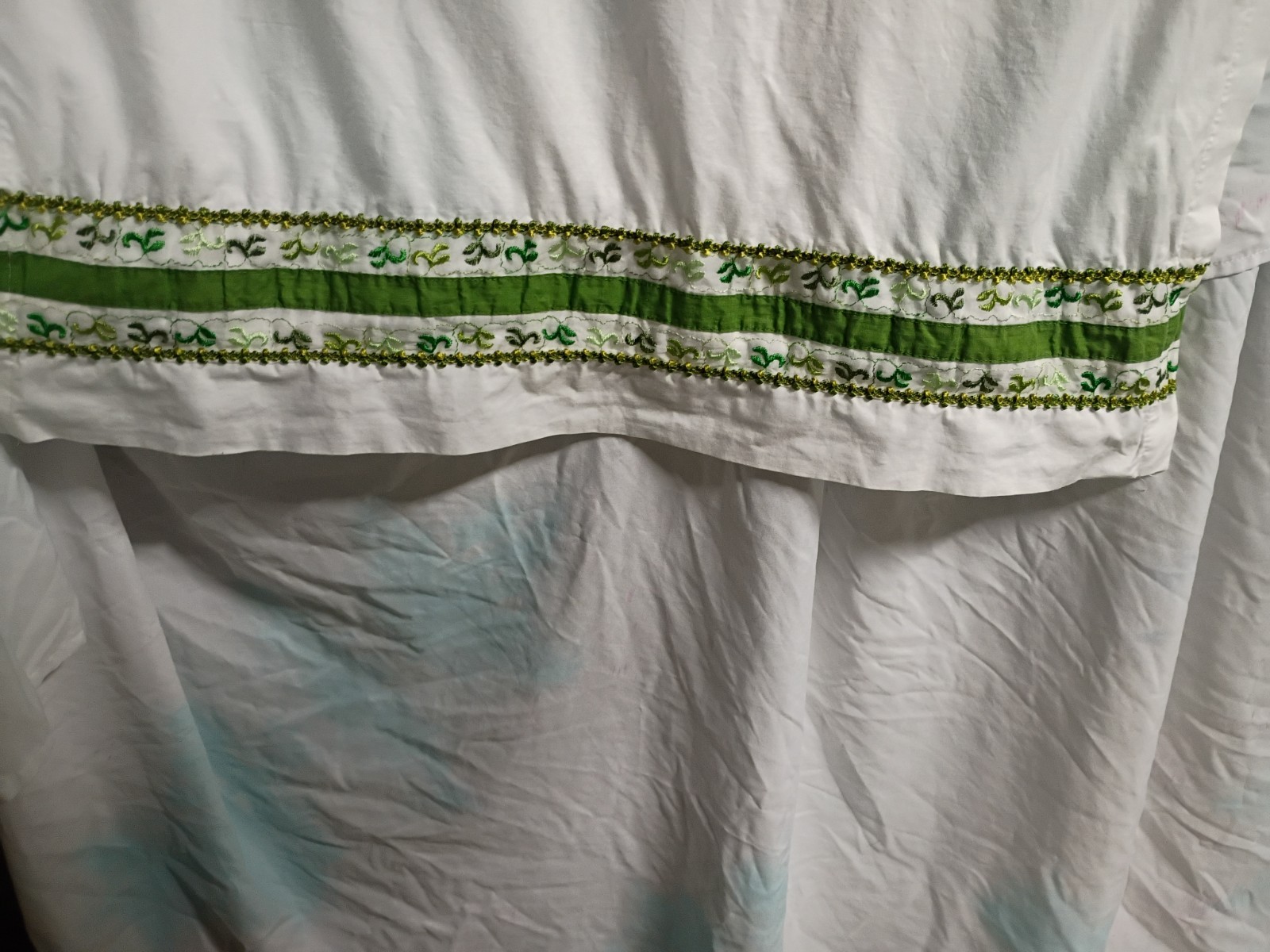 Vintage Embroidered White/Green Curtains 2 Panels 28″ W X 36″ Long Cottage/Farm