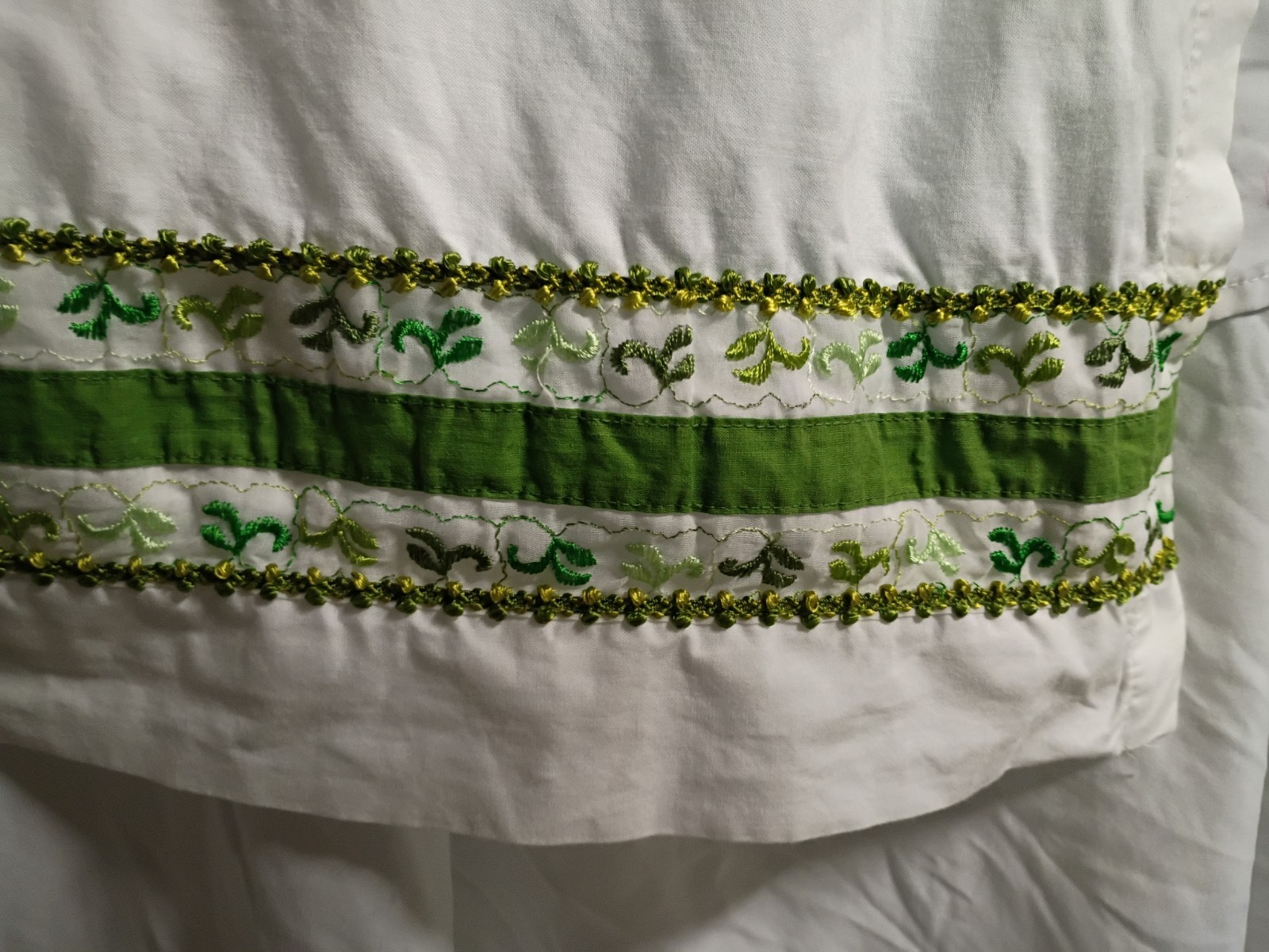 Vintage Embroidered White/Green Curtains 2 Panels 28″ W X 36″ Long Cottage/Farm
