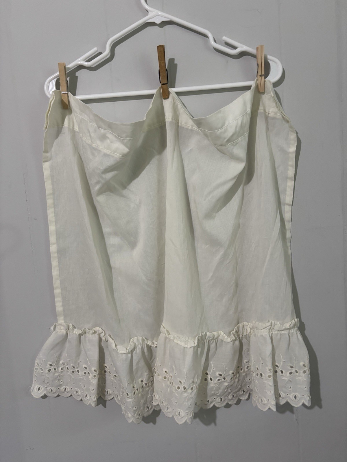 Vintage White Cotton Embroidery Eyelet Border Scalloped Curtain 29”X23” Cottage