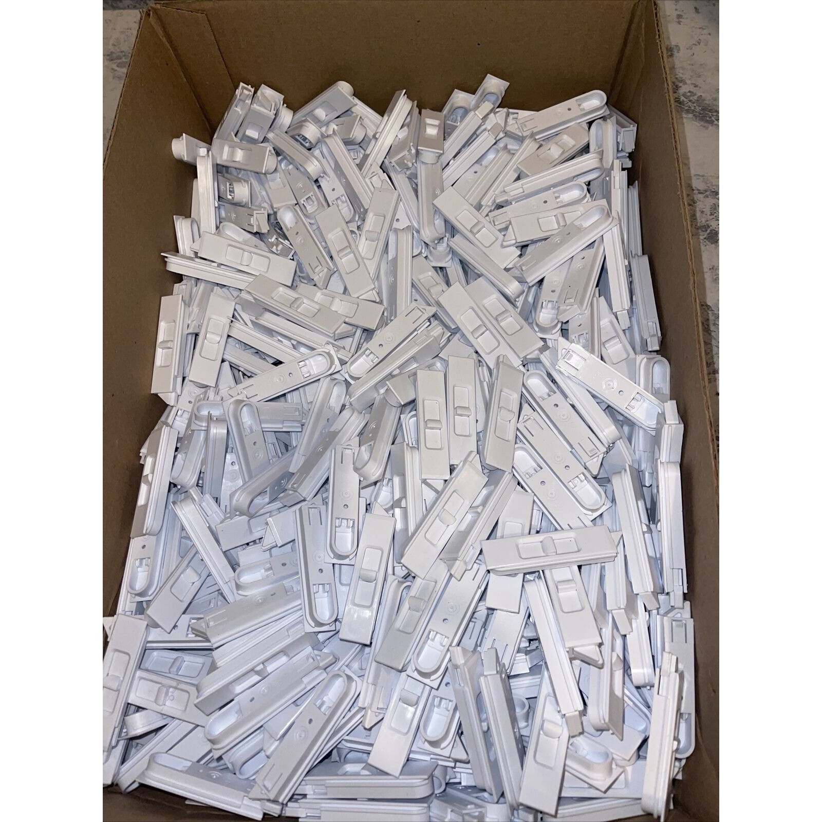 Lot Of 400 white plastic left tilt latches Window Blinds New , Left Only